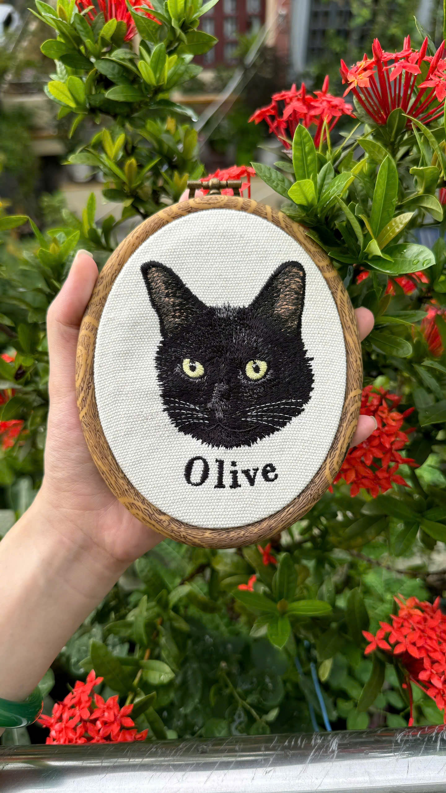 Custom Pet Embroidery Hoop – Personalized Dog or Cat Portrait – Wall Art – Pet Memorial Gift – Machine Embroidered Wall Decor